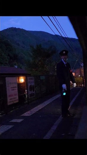 駅員のカチカチ手持ちライトがめっちゃ綺麗でエモい