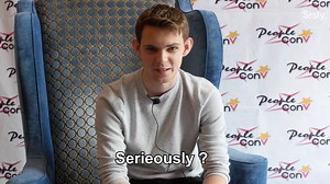 Avis aux fans de Once Upon a Time ! On a rencontré Robbie Kay alias Peter Pan pour parler anecdotes et challenges ❤️✨😱 | Serieously