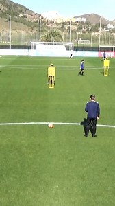 Attacking Combinations To Finish ⚽️ Use this practice to get your teams final third play firing to score more goals! Watch the full video for free here: https://footballdna.co.uk/sessions/attacking-combinations-finishing/ @sundayshare10 | Football DNA