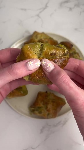 Bring your Jus-Rol snack game to the next level with this mouth-watering vegan pesto and cheese pastry parcel recipe by @life_of_jessm. Ready in under 15 minutes, this is a quick lunchtime pick-me-up that you only have to throw in the oven. Definitely earns the Jus-Rol seal of approval! 🙌 📸 Recipe by Instagram user @life_of_jessm #JusRol #JusRolBakers #PastryLover #PastryAddict #LovePastry #PastryCreation #VeganRecipes #VeganRecipe | Jus-Rol