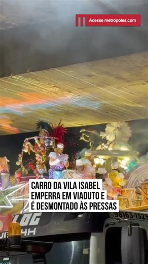 A escola de samba Unidos de #VilaIsabel, segunda agremiação a se apresentar no último dia de desfiles na #Sapucaí, enfrentou problemas com um carro alegórico antes de entrar na avenida. O veículo emperrou em um viaduto e precisou desmontar partes da alegoria às pressas. Apesar do susto, o carro alegórico conseguiu passar pelo viaduto. A escola remontou a parte que precisou ser retirada logo em seguida, entrando na avenida com tranquilidade. A Unidos de Vila Isabel trouxe o samba enredo “Macumbem