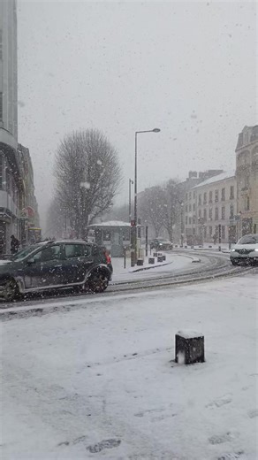 La neige est bien arrivée à Charleville-Mézières ❄️ Près de 15 centimètres sont attendus d'ici ce soir ! Vous allez en profiter pour faire des bonshommes de neige ? ☃️ | L'Ardennais