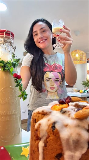 Marcela Norambuena F on Instagram: "Hola! Hoy les comparto esta deliciosa bebida navideña en una versión a base de plantas 💚👌🏻yo endulcé con alulosa pero tú puedes usar lo que más te guste, azúcar, leche condensada 🫶🏼 quedo súper deli 🐒Cola de mono ▪️1 litro de leche vegetal ▪️1/2 taza de alulosa o 1 taza de azúcar ▪️2 palitos de canela o 1 cdta de canela en polvo ▪️4 clavos de olor ▪️1/2 cdta nuez moscada ▪️Trozo Cáscara de naranja ▪️1 cdta esencia de vainilla ▪️1 taza de café expresó o 3