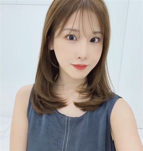 益田アンナ on Instagram: "この間の！ 透明感あるベージュカラーに、レイヤーカットにしてもらったよ！ 顔周りのカットが安定で天才すぎる🥹 @eisho_coa さんありがとうございました💐 #イエベ秋#レイヤーカット#透明感カラー#COA銀座"