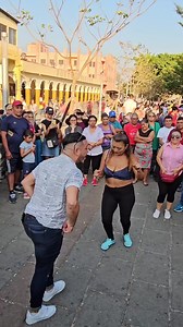762K views · 4.9K reactions | Yanira encontró nueva pareja de baile  #reelsinstagram #fbreelsfypシ゚viral #shorts #humor #reelsviralfb #viralreelsfb2024 #reelitfeelit #reels #plazalibertad #viral #usa #viralreelsシ #dance #bailecallejero #france #baileslatinos #dancechallenge #SanSalvador #ElSalvador #bailechallenge #PlazaLibertad | Bailes plaza libertad | Facebook