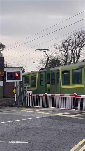 Merrion Road Level Crossing #irishrail #train #railway #levelcrossing #railwaycrossing