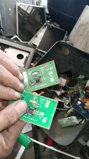 This Old Laptop Touchpad Contains More Gold Than You Think 😱♻️ #Shorts