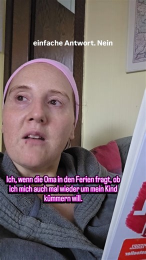 Christina Baumer - Humor & Haltung on Instagram: "😵‍💫😂☕💄🎭 Team Ferienmodus an oder Team Kontrollzwang bleibt Schreibt’s drunter 👇 Ich geb’s zu. Sobald wir bei der Oma ankommen, bin ich innerlich raus. Kind? Wird schon laufen. Ich? Kaffee, Sofa, Regeneration. Und das Schönste? Die Oma liebt es. Sie kocht, sie kuschelt, sie organisiert den Familienbetrieb, und ich darf einfach mal… nichts. Ein Hoch auf alle Omas, die aus Müttern wieder Menschen machen. 🎭 Crissy dreht durch Chaos. Kaffee. Ka