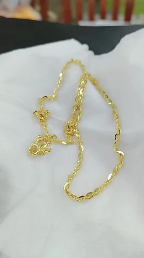 Captivating Gold Chain Showcase: Texture and Flexibility