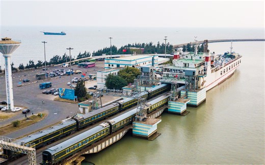 中国奇观：火车开进轮船里！你没体验过的奇妙旅程