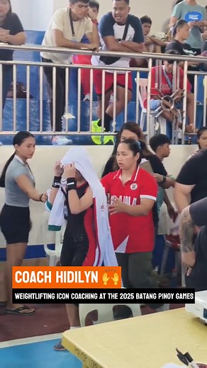 NURTURING THE NEXT GEN 🙌 LOOK: Olympic gold medalist Hidilyn Diaz is coaching the young Filipino weightlifters at the 2025 Batang Pinoy games. #BatangPinoyGenSan2025 | SPIN.ph
