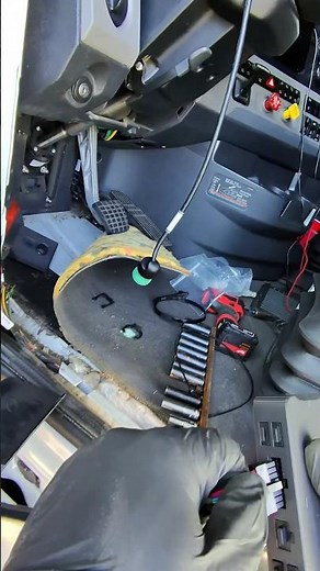 Freightliner cascadia | Installation of Samsara Vehicle Gateway and Dash Cam #mechaniclife