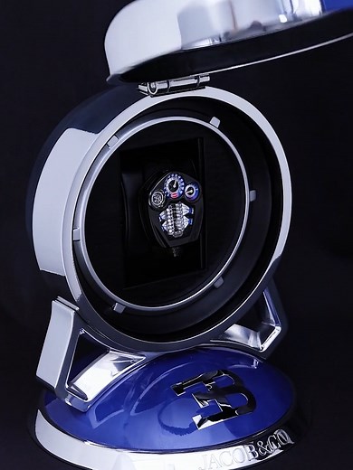 x Bugatti Unveiling a masterpiece: the Jacob & Co. Bugatti Tourbillon, where every detail reflects the pinnacle of craftsmanship and innovation. From the sleek black PVD titanium case to the mesmerizing sapphire V16 engine block automaton and 30-second flying tourbillon, each component is a testament. Movement : 30-second flying tourbillon V16 engine block automaton in transparent sapphire Jumping retrograde hours and retrograde minutes Movement power reserve and automaton power reserve Case: 52