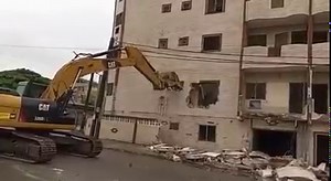 109K views · 944 reactions | Marcory Remblais : démolition en cours d'un immeuble R+4, présentant un risque d'effondrement. | Ministère de la Construction du Logement et de l'Urbanisme. | Facebook