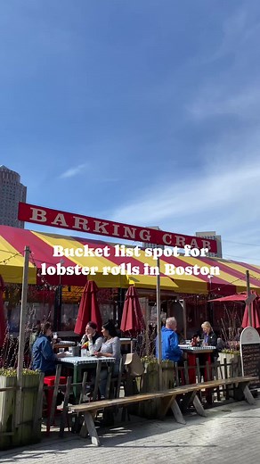 Welcome to The Barking Crab in Seaport, Boston 🦀✨ As one of the city’s most loved waterfront restaurants, it’s an absolute must-visit. This year-round spot originally opened in 1994 and has been serving customers since then with its iconic red striped tent, expansive deck, fresh seafood, and of course their iconic lobster rolls. The staff, music, atmosphere, and overall vibes are so on point 👌🏻 Highly recommend for your trip to Boston or if you need somewhere fun to take friends and family fr