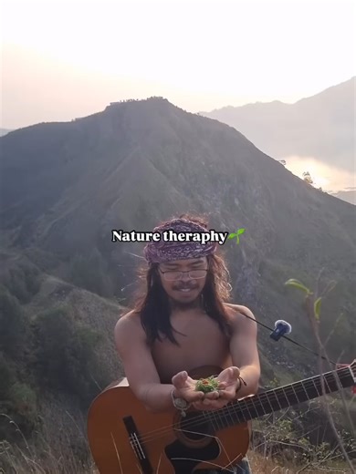 Nature therapy adalah cara seru dan menyegarkan untuk merasa lebih sehat secara fisik, mental, dan emosional lewat koneksi dengan alam. Bayangkan jalan santai di hutan (*forest bathing*), menanam pohon, mendaki gunung, atau sekadar duduk santai menikmati angin segar—semua ini bagian dari nature therapy! Kenapa Harus Coba? ✨Waktu di alam bantu turunin hormon stres dan bikin pikiran lebih tenang. 🌈 Alam bisa bikin hati lebih happy dan jauh dari depresi. 💪 Aktivitas outdoor seperti jalan-jalan/me