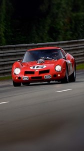 🇫🇷 Cette Ferrari 250 GT Breadvan est unique au monde ! D’une base de Ferrari 250 GT SWB, les carrossiers Piero Drogo et Giotto Bizzarrini ont imaginé une vitre arrière droite et un long toit plat qui lui donnaient un meilleur aérodynamisme. C’est de cette forme générale qu’elle tient le nom de Breadvan (camionnette de boulangerie). - 🇬🇧 This Ferrari 250 GT Breadvan is unique in the world! Based on the Ferrari 250 GT SWB, coachbuilders Piero Drogo and Giotto Bizzarrini designed a straight rea