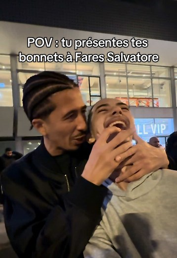Présentation décalée de bonnets à Fares Salvatore