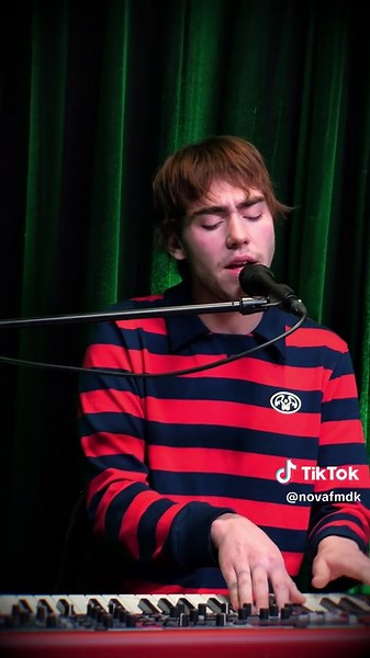 Mandagen kunne næppe starte bedre end med et besøg af @aphaca.band ! 💚 De er ude med deres nye album 'Vild ungdom' og vi fik en smuk udgave af sangen 'Flue i et spind'. Du kan se hele liveoptræden via link i bio på vores YouTube! #nova #gonova #aphaca #vildungdom #aphacaband
