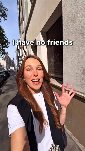 Liz Lee on Instagram: "POV: making friends (and starting over) in your 30s 👯 I’ve met some amazing people in the time I’ve been in Paris, but I still don’t feel like I have my *group* - and this is something I really miss about living in Chicago. most people established their friend groups when they’re young, and they usually do it through work. As someone that’s starting over and has a remote job, I’ve found that it’s hard to meet people. It feels like it’s easy to meet people one on on