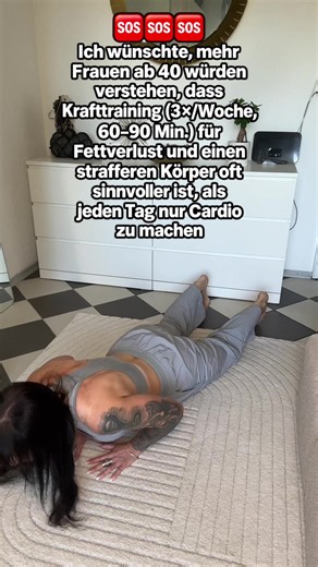 🔥 Gerade ab 40 lohnt es sich, Krafttraining einen festen Platz im Alltag zu geben. Viele Frauen setzen beim Abnehmen vor allem auf Cardio. Aber Krafttraining hilft dir dabei, Muskulatur aufzubauen bzw. zu erhalten – und genau das wird mit zunehmendem Alter immer wichtiger. 💪 Du musst dafür nicht jeden Tag trainieren. 2–3 gut geplante Kraft-Einheiten pro Woche können schon eine starke Basis sein. Dazu Spaziergänge, etwas Ausdauer und eine Ernährung mit ausreichend Protein – diese Kombination is