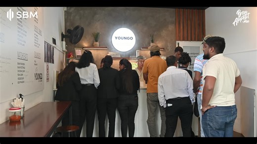 Bonappetit.mu on Instagram: "L’art du mine bouilli, version Chez Youngo. 🍜✨ ​Si Chez Youngo déplace les foules à Montagne Blanche, ce n’est pas par hasard. Derrière les fourneaux, David et Youn mettent en avant leur expertise hôtelière pour transformer le mine bouilli en un véritable plat signature. ​Leur philosophie est simple : ne rien faire à moitié. Et on le ressent immédiatement dans la qualité du service, surtout dans l'assiette, avec les célèbres Firecrackers.. Que vous craquiez pour le