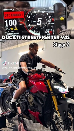 🏁 Une vraie machine de guerre est passée à l’atelier ! Cette Ducati Streetfighter V4 S 2021 équipée d’une ligne Austin Racing est venue chercher tout le potentiel de son incroyable V4 grâce à notre reprogrammation Stage 2. 🔥 📊 Origine : ➡️ 208 cv ➡️ 123 Nm 📈 Après optimisation BR-Performance : ➡️ 220 cv ➡️ 135 Nm Soit un gain de 12 cv et 12 Nm qui se ressent immédiatement à l’accélération, avec une réponse moteur plus franche et encore plus de caractère à chaque ouverture des gaz. 😈 Quand u