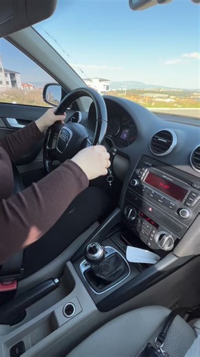 Direksiyon Hocası Seval Çalık✨ on Instagram: "🚗 Otomatik Araç Kapatma Adımları 1. Aracı tamamen durdur Ayağın fren pedalında olsun. 2. Vitesi N (Boş) konumuna al Bu adım özellikle eğimli yerlerde önemlidir. 3. El frenini çek Araç sabitlensin, yük şanzımana binmesin. 4. Vitesi P (Park) konumuna al Araç artık tamamen park modundadır. 5. Ayağını frenden çek 6. Kontak kapat / Start-Stop düğmesine bas ⚠️ Unutma: Direkt D’den P’ye almak zamanla araca zarar verir! 👩‍🏫 Direksiyon derslerimde bu detay