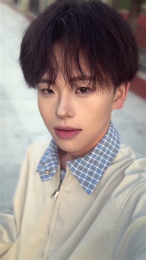 Transform Your Look: Boy's Makeup Magic in 1 Min