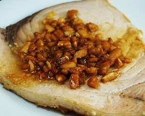 Pez espada a la plancha con almendras
