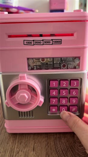 💰 Turn Saving Money Into a Fun Game! This electronic ATM piggy bank helps kids learn how to save money while having fun. ✨ Features kids love: ✔️ Password protection – feels like a real safe ✔️ Automatically accepts notes like an ATM ✔️ Coin slot on top for loose change ✔️ Fun keypad & safe lock design ✔️ Perfect gift for kids 👧 Great for: • Teaching kids to save • Birthday gifts • Pocket money storage • Fun money challenges 🎁 A fun way to teach financial habits early! 🛒 Tap Add to Basket be