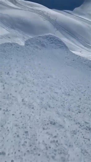 AVEC LA DOUCEUR, ÇA PURGE FORT ! Impressionnante avalanche dans la station de Orcières Merlette (Orcières–Hautes-Alpes–France). 24 février 2026. Merci à Gérald Rouit qui nous a fait parvenir cette vidéo. | La Place du Village
