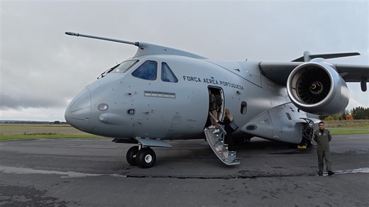 Embraer C-390 landar i Sverige