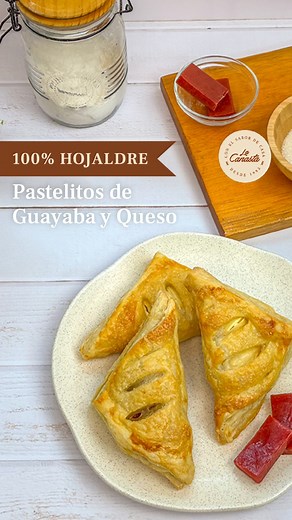 ¡Endulza tu día con esta receta deliciosa hecha con nuestra masa de hojaldre! Perfecta para compartir, sorprender o simplemente consentirte 😋 ✨ Ingredientes: - 1 paquete de masa de hojaldre La Canasta, descongelada -115 g de queso crema (a temperatura ambiente) -200 g de pasta de guayaba -1 huevo grande un chorrito de agua -½ taza de azúcar ½ taza de agua 👩‍🍳 Preparación: 1️⃣ Corta la pasta de guayaba y el queso crema en láminas. 2️⃣ Extiende la masa para eliminar pliegues y corta en 4 cuadra