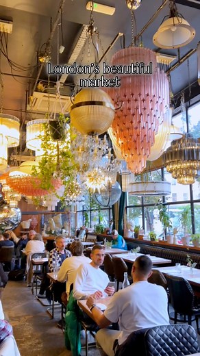 This beautiful dining room is located at @marestreetmarket decked out with vintage chandeliers and art-deco furniture 🥰 They have communal seats and pizza, deli & veggie cuisine and they even have an outdoor garden! This used to be a office block and now you can explore the space and also check out a record shop, florist, restaurant and more!✨ #marestreetmarket #hiddenlondon #wheretoeatlondon #londonmarket #londonfoodmarket | ExploringLondon