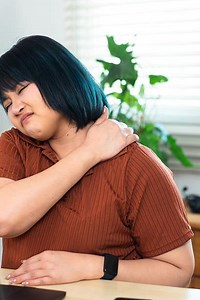 Esta Sencilla Rutina De Alternar Entre Estar Sentado Y De Pie Puede Aliviar El Dolor De Espalda En La Oficina.