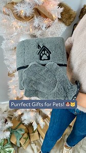 14K views · 182 reactions | Spread holiday cheer to your favorite pet lover with these perfect gifts! Pet Mitt makes bath time a jolly experience and is great for wiping paws at the door Pet Towel is ultra-absorbent and dries and warms pets quickly, keeping them nice and cozy. Will you be giving these paw-fect holiday gifts this season? � | Norwex | Facebook