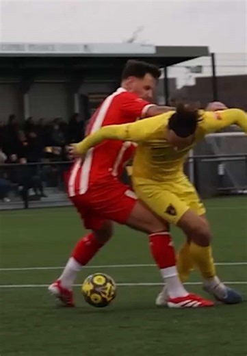 GOAL RECAP – Riley O'Sullivan ⚽️ The Bees take the lead against @Stourbridge FC as a pass from Kamara finds @rileyosullivan9_, who nutmegs his man and tucks the ball past the keeper 🔥 📹 | @RBMedia #NonLeague #NonLeagueFootball #Football #Harborough