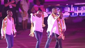 [Un oeil sur le groupe Magic System] Trois disques de platine, 16 d'or... Les quatre garçons d'Abidjan ont trouvé le Magic System pour faire danser la planète. Le groupe ivoirien fête ses 20 ans avec une tournée africaine et une autobiographie. Un article à lire sur >>http://oeildafrique.com/dabidjan-succes-international-magic-system-fete-20-ans/ | Oeil d'Afrique