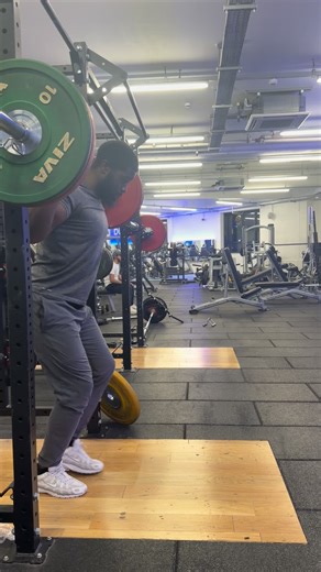 Big Dez | Online Personal Trainer on Instagram: "90kg barbell squat — form over ego 🦵 Depth, bracing, and bar path matter more than loading plates. Key Benefits / Purpose 1. Improves squat mechanics 2. Strengthens quads & glutes 3. Enhances core bracing 4. Reduces injury risk 5. Builds long-term leg strength #SquatForm #BarbellSquat #LegDay #StrengthTraining #GymReels #BuildMuscle #LowerBody #GymLife #FitLife"