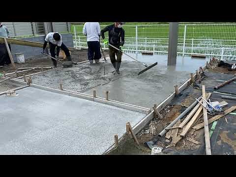 土間コンクリートの表面均し（トンボ作業）