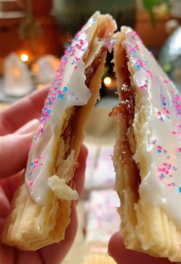 Pop-tart thirst trap ✨#valentinesdayideas #poptarts #easyrecipe #simplerecipe #magicatmaple