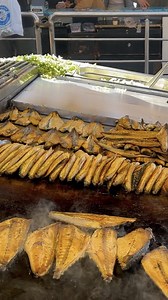 Istanbul’s most iconic street food: Balık Ekmek 🐟🥖 A tradition since 1945, this "fish sandwich" features fresh fish grilled on rocking boats along the Golden Horn. Served in crusty bread with lettuce and onions, the fish is cooked on a tilted grill to drain excess oil, keeping it perfectly golden and crispy without any added seasoning. Traditionally paired with a cup of tangy pickle juice and mixed pickles from the stalls right next to the boats for the full experience. 📍 Tarihi Eminönü Derya