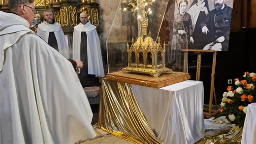 📿 Peregrynacja relikwii św. Teresy od Dzieciątka Jezus oraz jej świętych Rodziców – Zelii i Ludwika Martin – w Przemyślu W środę, 19 listopada, w kościele OO. Karmelitów Bosych w Przemyślu rozpoczęła się wyjątkowa peregrynacja relikwii Małej Teresy oraz Jej świętych Rodziców. To czas modlitwy, zawierzenia i spotkania ze świętymi, którzy uczą nas prostoty, ufności i drogi małych kroków. 📺🎙 Dziś o godz. 18.00 Radio FARA i fara.tv przeprowadzą transmisję radiowo-telewizyjną Mszy Świętej sprawowa