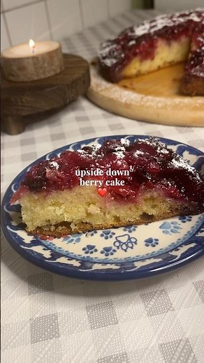 A moist berry upside-down cake with loads of fruit in every bite! 🫐🍓❤️ #upsidedowncake #berrycake