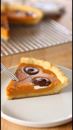 How to make this recipe: Chocolate-Swirled Pumpkin Pie Ingredients 1 (9-inch) pie 15 ounce can pumpkin puree 1 stick cold unsalted butter (cubed) 4 large eggs 1/2 cup heavy cream 1 1/4 cups all-purpose flour 1 tablespoon cornstarch 3 ounce bittersweet chocolate (melted and cooled slightly) 2 teaspoons cinnamon 1/4 teaspoon cloves 1/4 cup ice water 3/4 cup sugar Salt #ChocolateSwirledPumpkinPie #FallDesserts #PumpkinPieLovers #ChocolateLovers #ThanksgivingTreats #AutumnBaking #DessertGoals #Homem