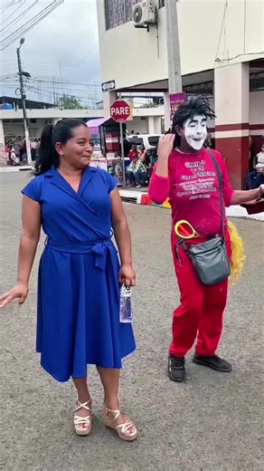 Divertido Desfile de Mimos con Mantas Sorprendentes