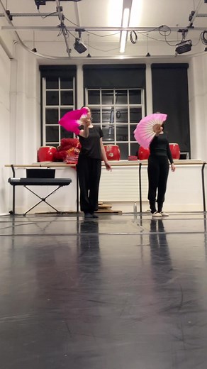 Chinese Fan Dance Tutorial with Yiyun: Beginner's Guide