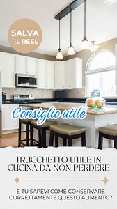 Ecco un trucchetto utilissimo che ti consiglio di utilizzare per conservare correttamente le banane 🍌💛 Una volta acquistate e portate a casa, per mantenere le banane fresche ed evitare che diventino nere in brevissimo tempo, staccale dal casco e avvolgi il picciolo con carta stagnola (oppure pellicola per alimenti); mettile in un contenitore per frutta, meglio se traforato così si crea un ricircolo di aria. Non ti consiglio di conservarle in frigo perché le banane non amano le temperature rigi