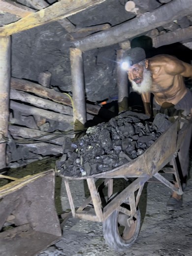 How Miners work thousands of feet deep Inside Black Diamond Mining Tunnel #Minecraft #undergroundmining #hiddentreasure #blackdiamond #gemstonemining #diamondmining #deepmining #diamondmining #usa🇺🇸